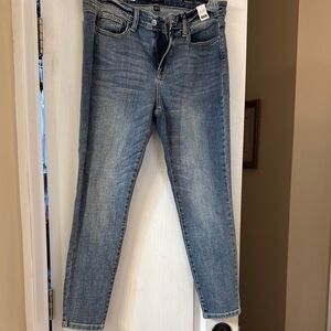 Judy Blue Ankle Cropped Jeans in Classic Blue